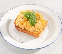 Скрэмбл на бриоши с голландским соусом