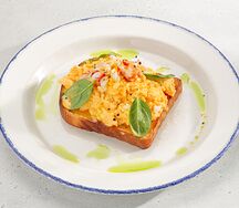 Скрэмбл на бриоши с камчатским крабом
