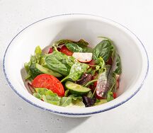 Зелёный салат с томатами, огурцом и редисом