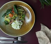 Овощной салат с муссом из брынзы
