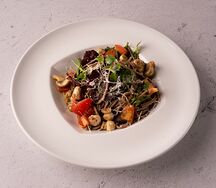 Гречневая лапша с грибами и рукколой