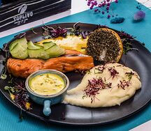 Стейк форели с лимонным кремом и картофельным пюре