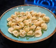 Мясные мини-пельмешки со сметаной