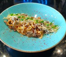 Феттуччине с курицей и белыми грибами в сливочном соусе