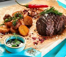 Стейк Шатобриан с соусом порто, картофелем и грибами