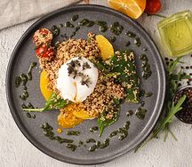 Салат с киноа, томатами и яйцом пашот