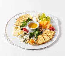 Сырная тарелка с медом и фруктами