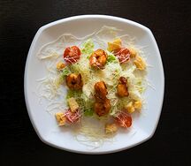 Салат цезарь с креветками
