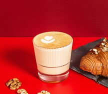 Капучино Круассан с кленовым сиропом и грецким орехом