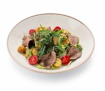 Тёплый салат с ростбифом