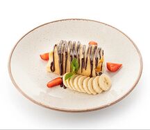 Блинчики с Нутеллой, бананом и свежей клубникой