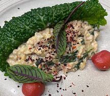 Голубец из савойской капусты с булгуром, кокосовыми сливками и белыми грибами