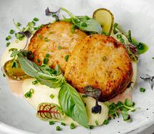 Крабовые котлеты с пюре из печеного картофеля