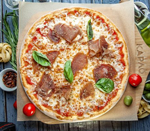 Пицца с пармской ветчиной и сливочным сыром