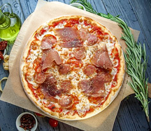 Пицца с мясными итальянскими деликатесами