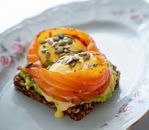 Рояль с лососем, яйцом пашот и голландским соусом