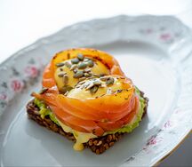 Рояль с лососем, яйцом пашот и голландским соусом