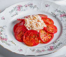 Салат с крабом и томатами
