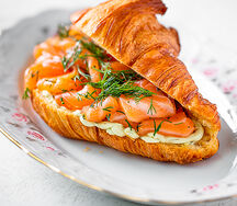 Круассан с маринованным лососем, творожным сыром и шпинатом