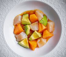 Крудо из гребешка с хурмой