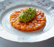 Тартар из лосося с гуакамоле и кунжутом