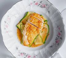 Куриная грудка с цукини и таледжио