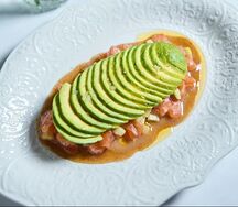 Тартар из лосося с имбирным соусом