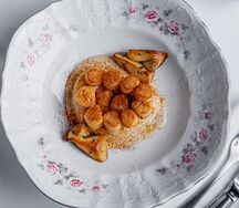 Гребешок с картофельным пюре и сыром раклет