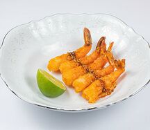 Тигровые креветки с имбирным соусом и лаймом