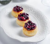 Сырники из рикотты с черной смородиной 
