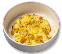 Печеный картофель со сметаной и зеленью