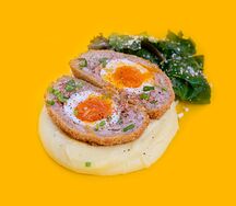 Яйцо по-шотландски с индейкой, салатом и картофельным пюре