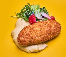 Котлета по-киевски с картофельным пюре и зеленым салатом