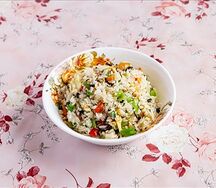 Жареный рис с овощами