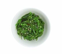 Салат из маринованных водорослей