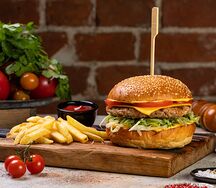 Мангал chicken бургер с картофелем фри и кетчупом