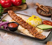 Люля-кебаб из курицы с гарниром