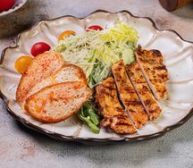 Салат Цезарь с курицей