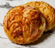 Лепешка с ветчиной и сыром