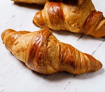 Круассан с ягодной начинкой