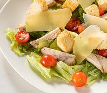 Салат Цезарь с куриной грудкой