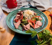 Ростбиф из телятины с миксом салатов и овощами