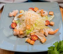 Салат Цезарь с креветками