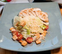 Салат Цезарь с курицей