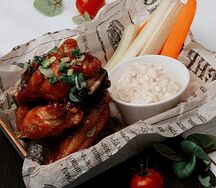 Куриные крылья соусом Блю чиз