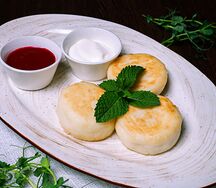 Сырники со сметаной и джемом