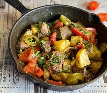 Курица с картошкой на сковородке