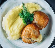 Куриные котлеты с сыром и картофельным пюре