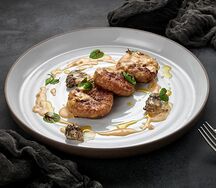 Биточки из индейки с соусом из сморчков