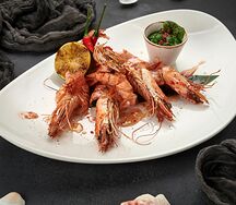 Тигровые креветки с соусом Чимичури